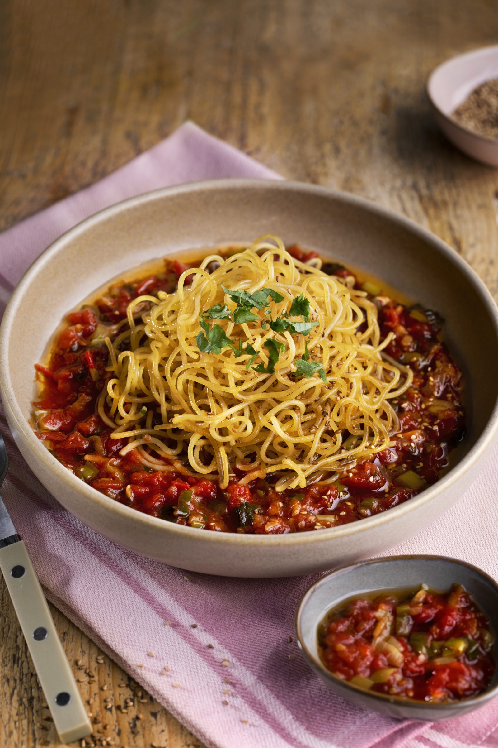 Stekt pasta i asiatisk tomatsaus