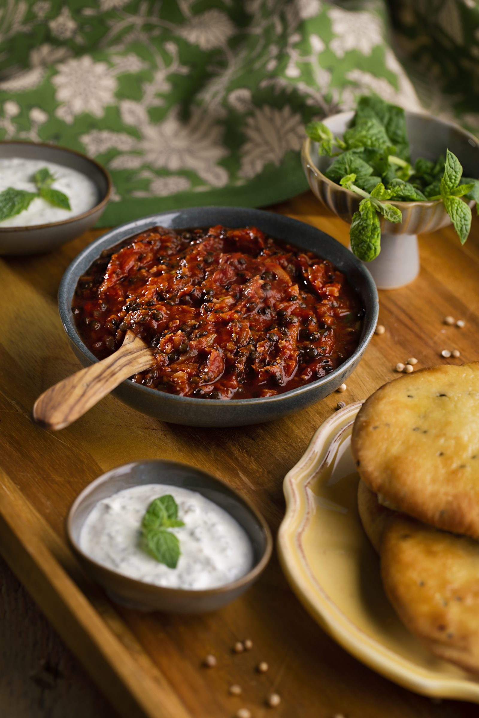 Gronnsaksgryte med linser og tomat, naanbrod