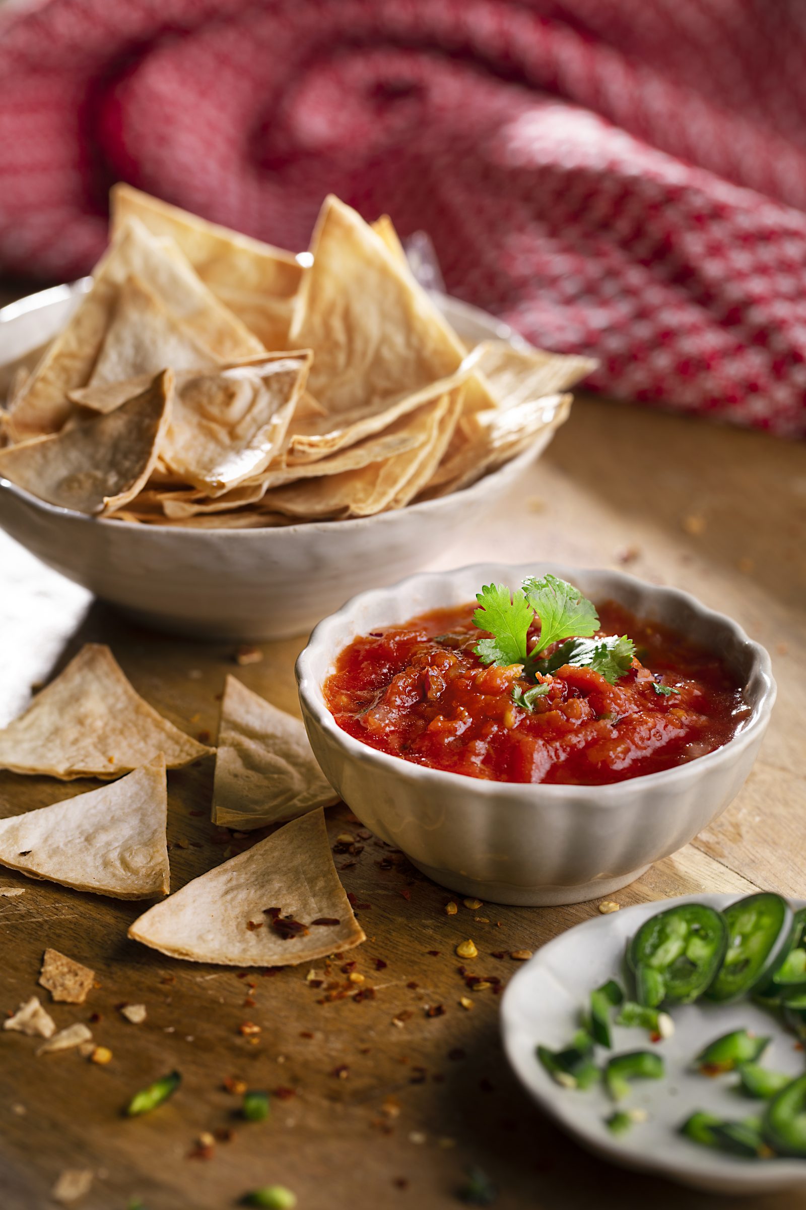 OVNSBAKTE TORTILLANACHOS MED KRYDDERSTERK TOMATSALSA