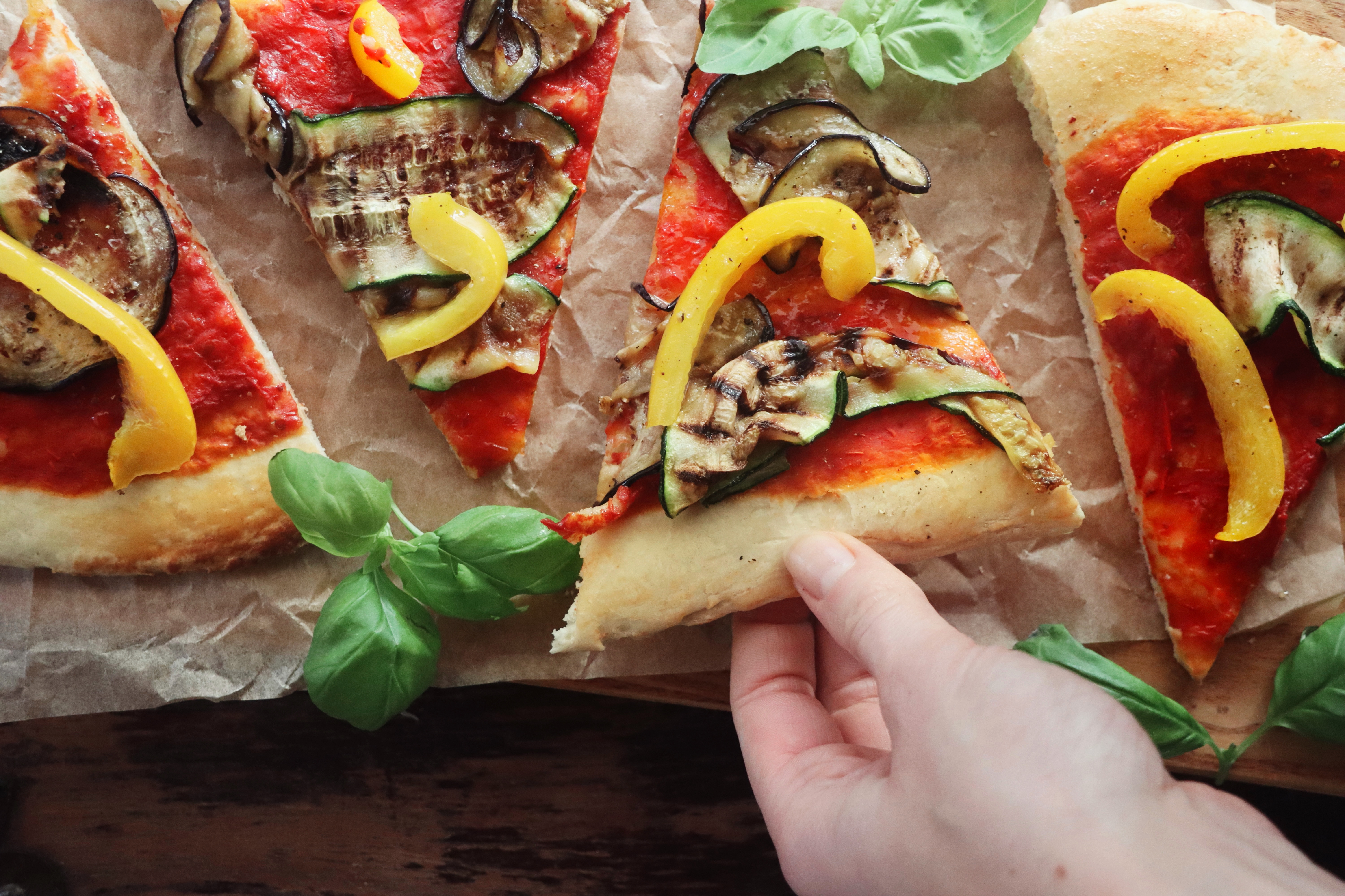 PIZZA MED OLIVEN, ARTISJOKK OG LØK