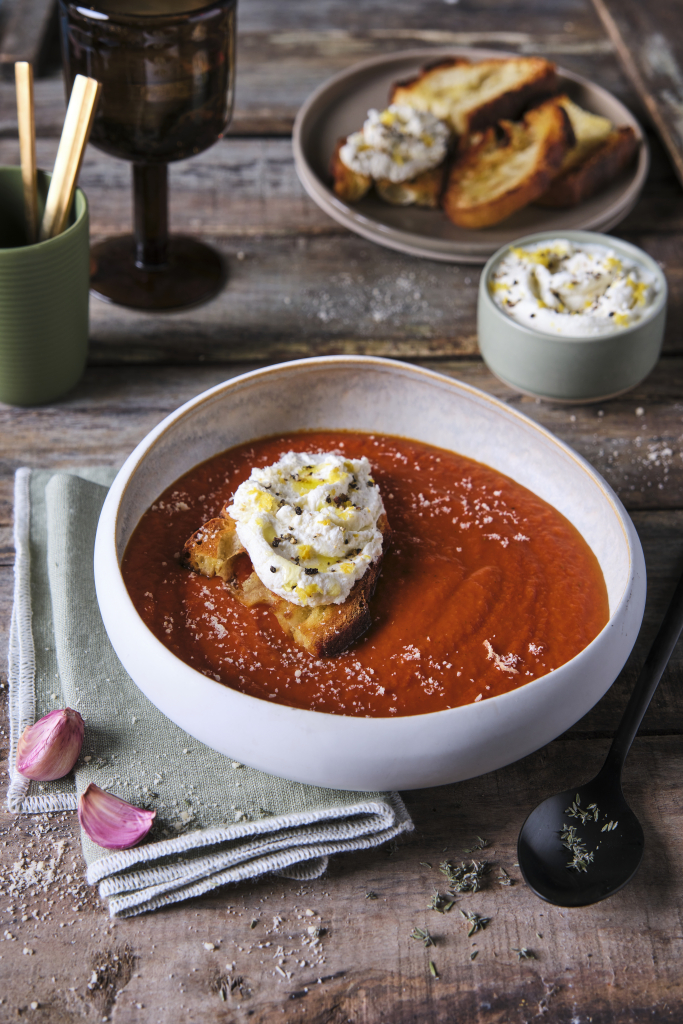 Tomatsuppe med gylden konfitert hvitløk