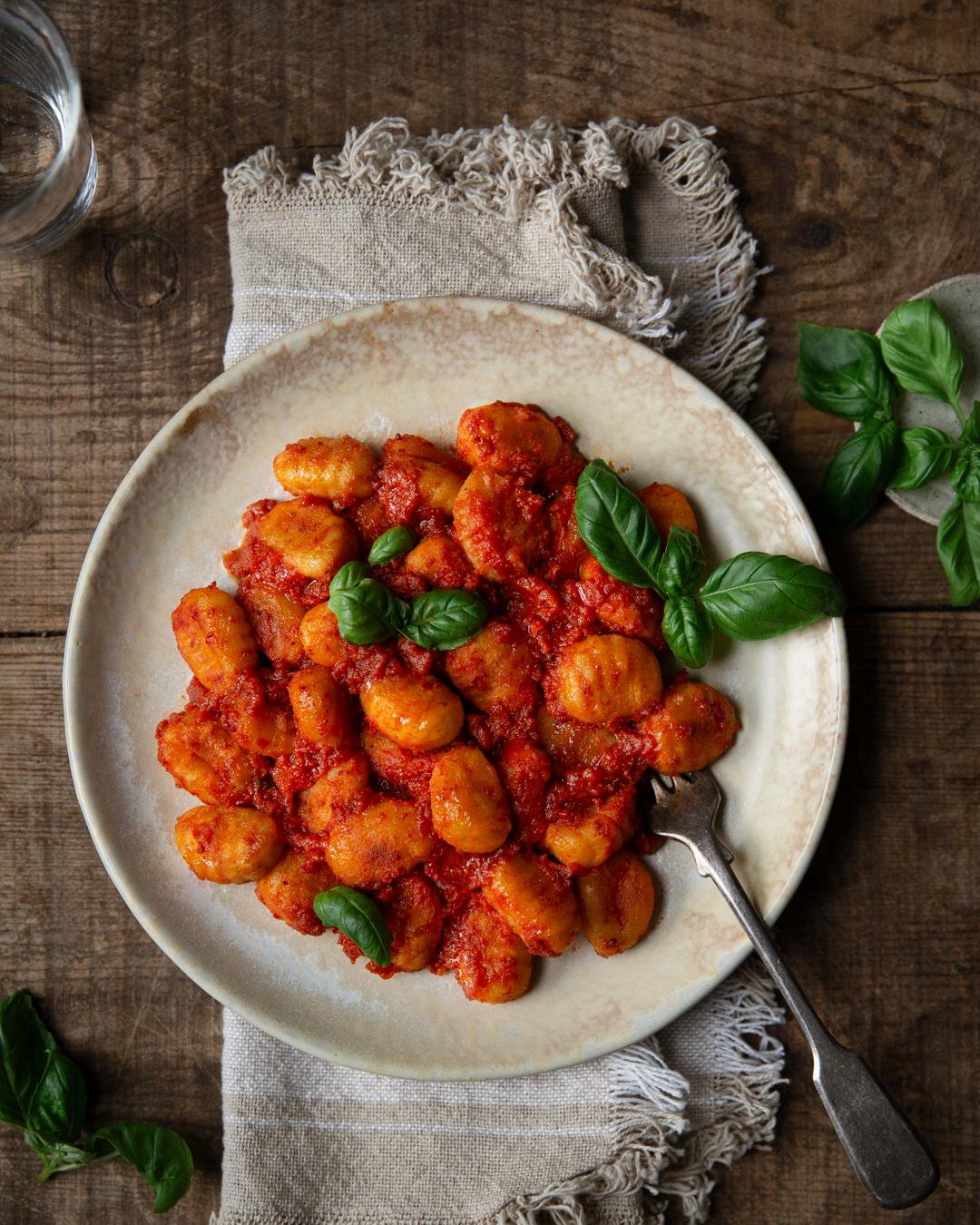 Stekt gnocchi med tomatsaus