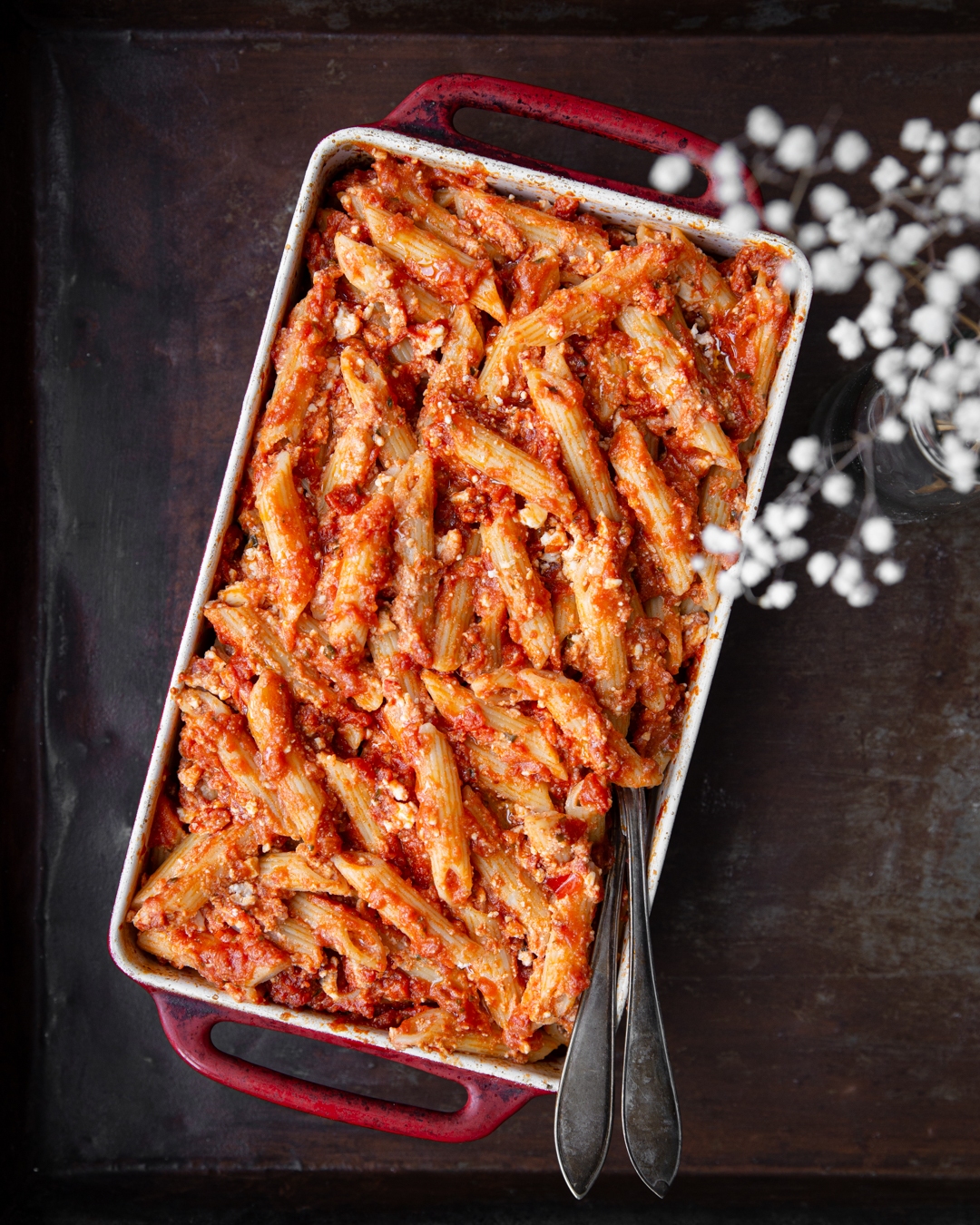 Pasta i ovn med fetaost og tomatsaus