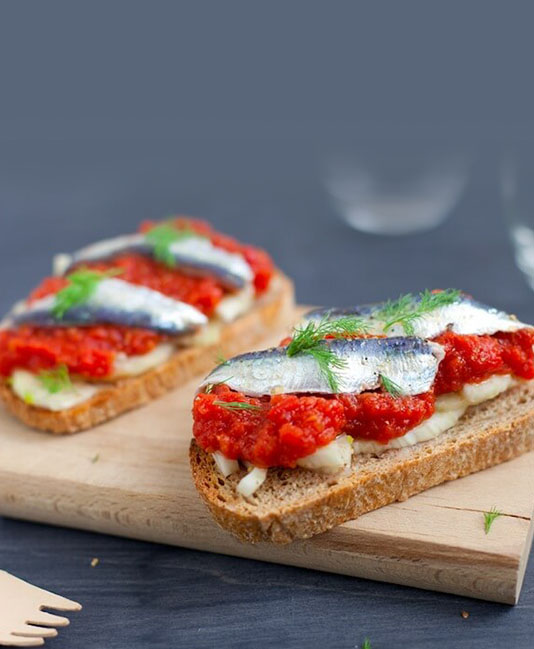 Bruschetta med marinerade sardiner, finkrossade tomater och fänkål Bruschetta med marinerade sardiner, finkrossade tomater och fänkål