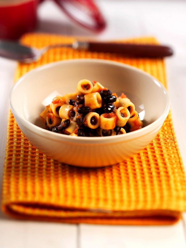 Ditalonipasta med svarta bönor och örter Ditalonipasta med svarta bönor och örter