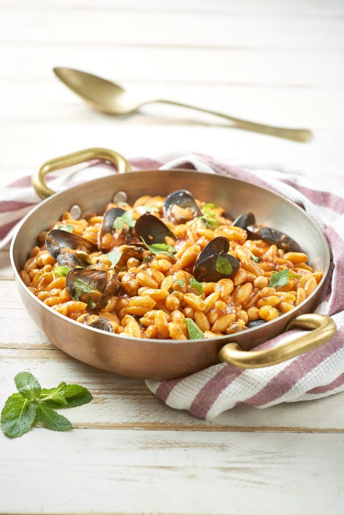 Gnocchetti sardi-pasta på risottovis med musslor, kikärtor, tomat och mynta Gnocchetti sardi-pasta på risottovis med musslor, kikärtor, tomat och mynta