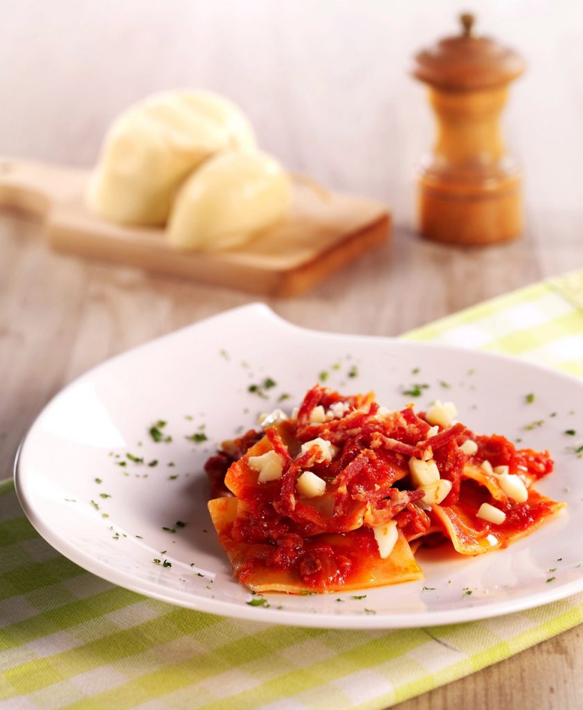 Maltagliatipasta med kryddig salami och tärnad Scamorza-ost (rökt ost) Maltagliatipasta med kryddig salami och tärnad Scamorza-ost (rökt ost)