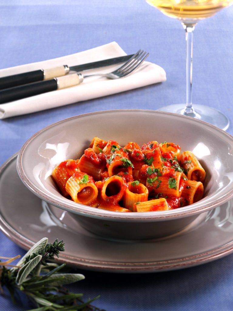Mezze maniche pasta med bacon och tomater Mezze maniche pasta med bacon och tomater