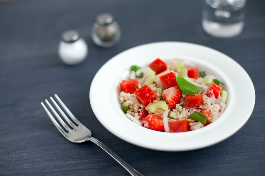 Brödsallad med jordgubbar, tomatgelé och selleri Brödsallad med jordgubbar, tomatgelé och selleri