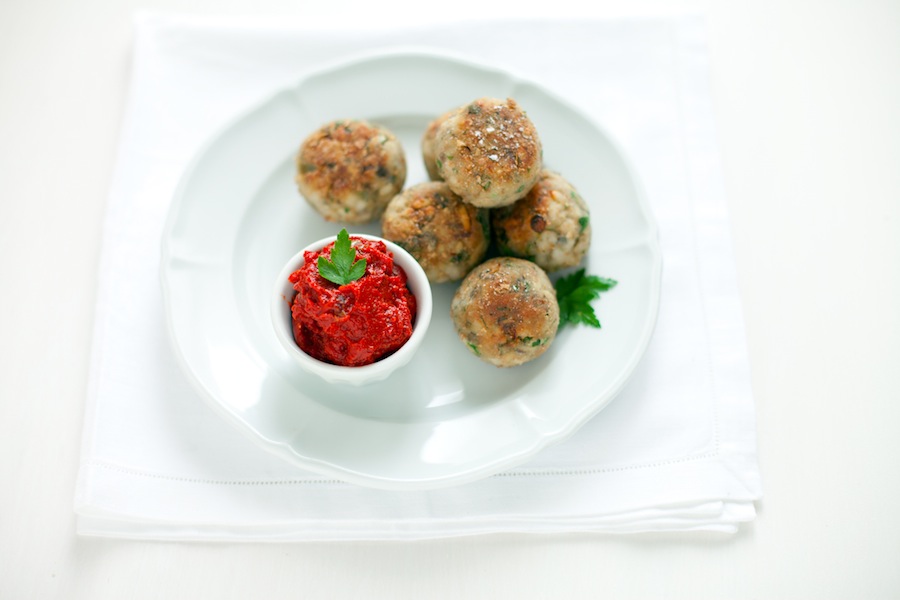 Ansjovisbullar med tomatdipp Ansjovisbullar med tomatdipp
