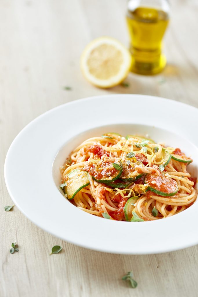 Spaghetti à la chitarra med tomat, zucchini, citron och mejram Spaghetti à la chitarra med tomat, zucchini, citron och mejram