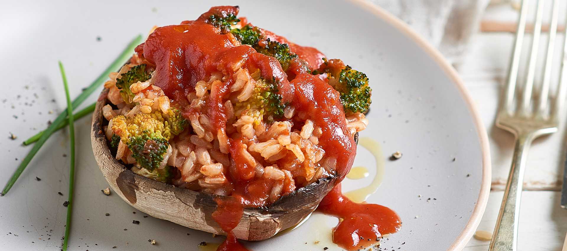 Svampar fyllda med fullkornsris och broccoli