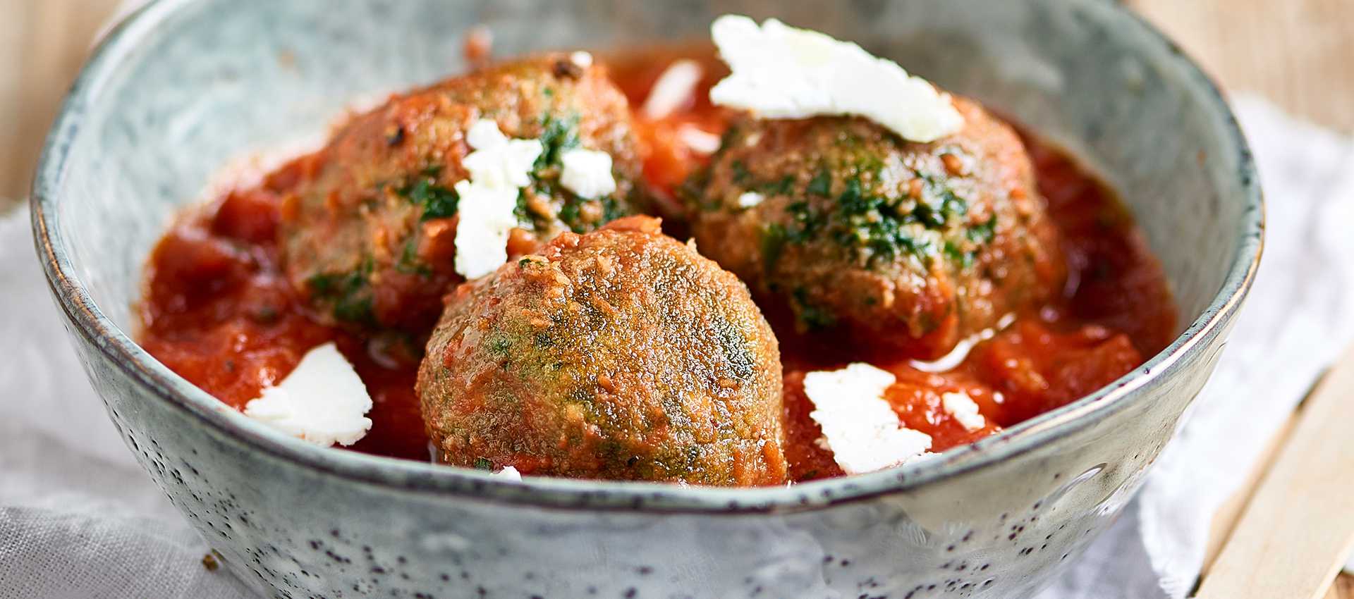 Spenatbullar i tomatsås med Pelati