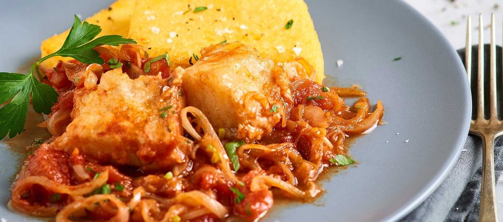 Torskfiléer med gul lök och tomat Torskfiléer med gul lök och tomat
