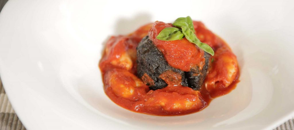 Grillad calamaro med bläckfiskbläck-polenta Grillad calamaro med bläckfiskbläck-polenta