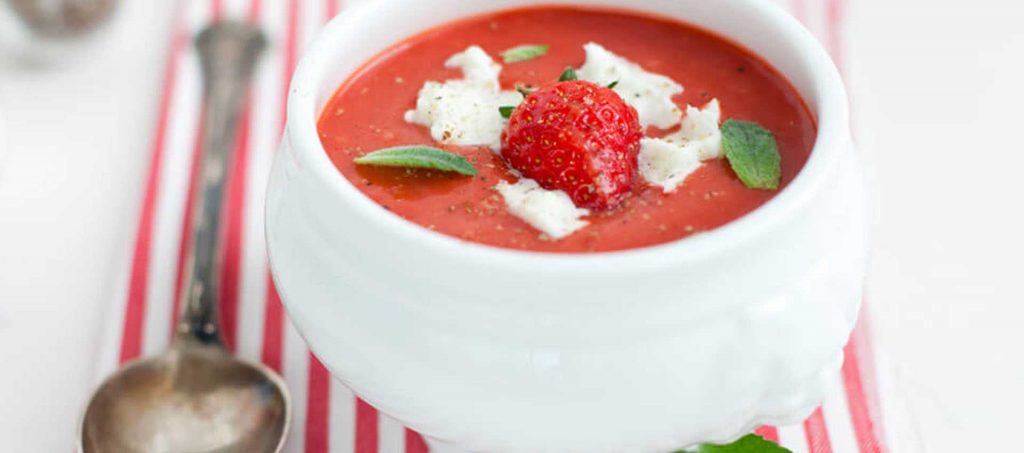 Kall tomatkräm med jordgubbar och buffelmozzarella Kall tomatkräm med jordgubbar och buffelmozzarella