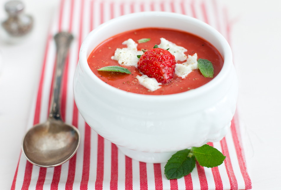 Kall tomatkräm med jordgubbar och buffelmozzarella Kall tomatkräm med jordgubbar och buffelmozzarella