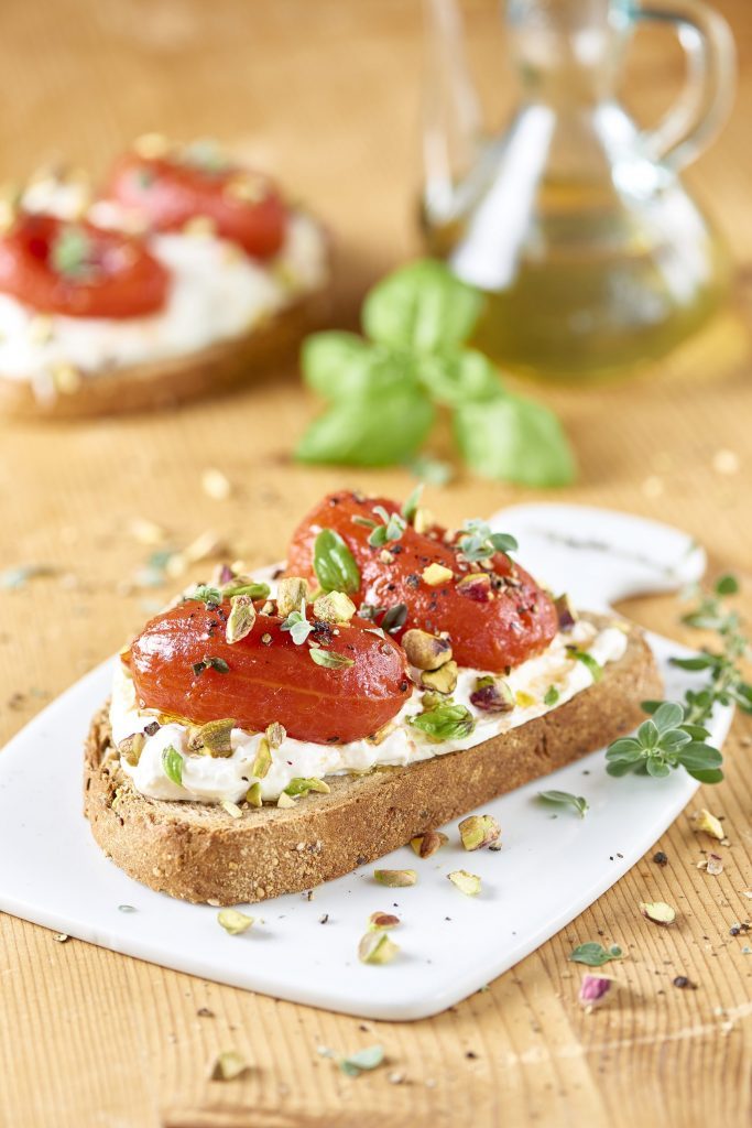 Rostat fullkornsbröd med burrata och pistagenötter Rostat fullkornsbröd med burrata och pistagenötter