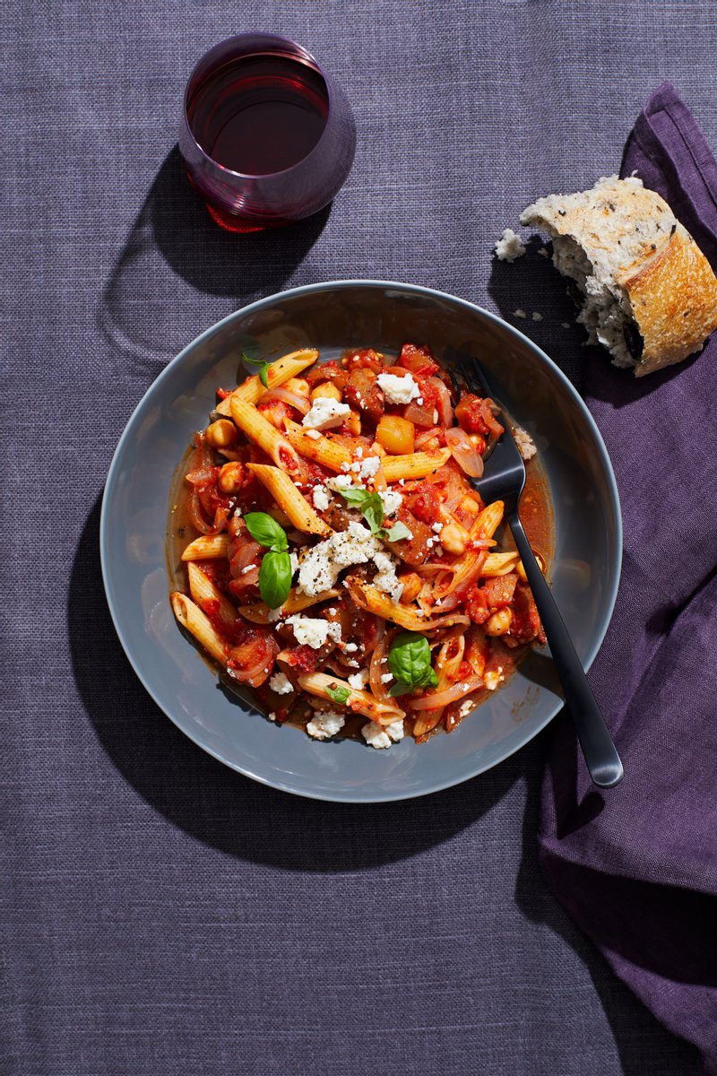 Pasta med aubergine, tomater och kikärtor
