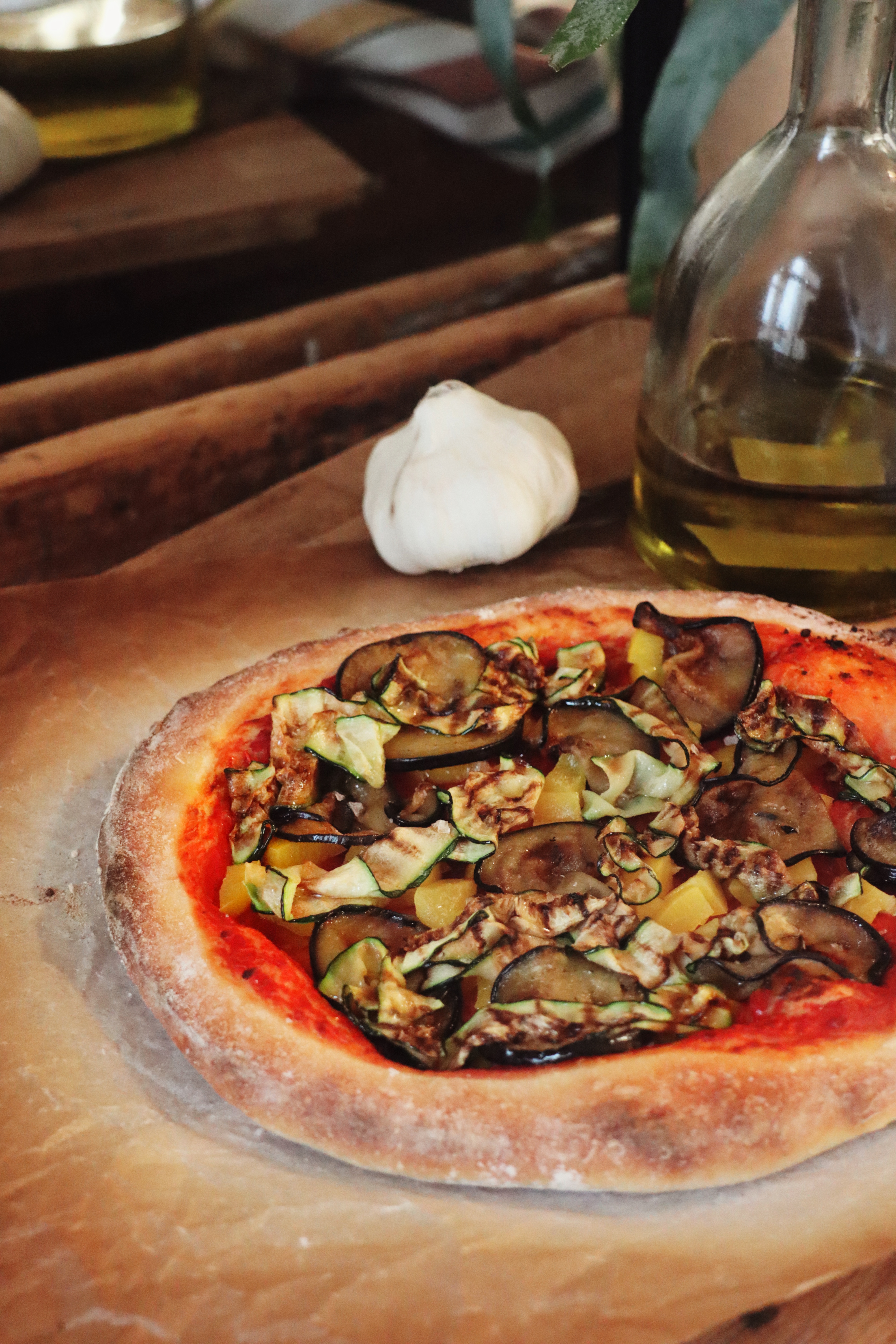 Vegansk pizza med zucchini och aubergine