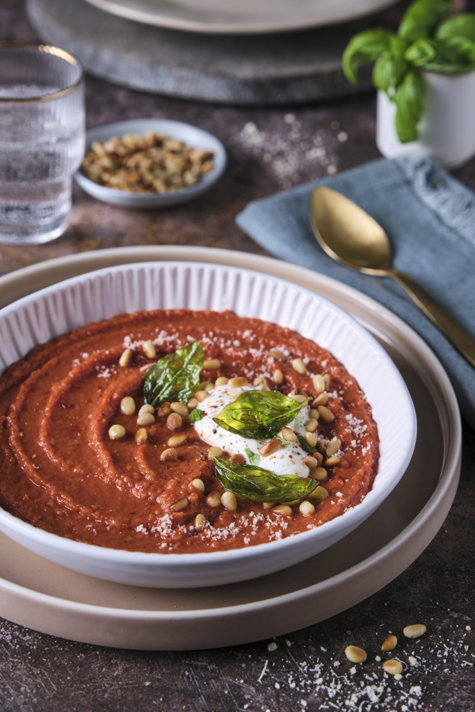 Slät tomatsoppa med smak av av vitlök, timjan och chili