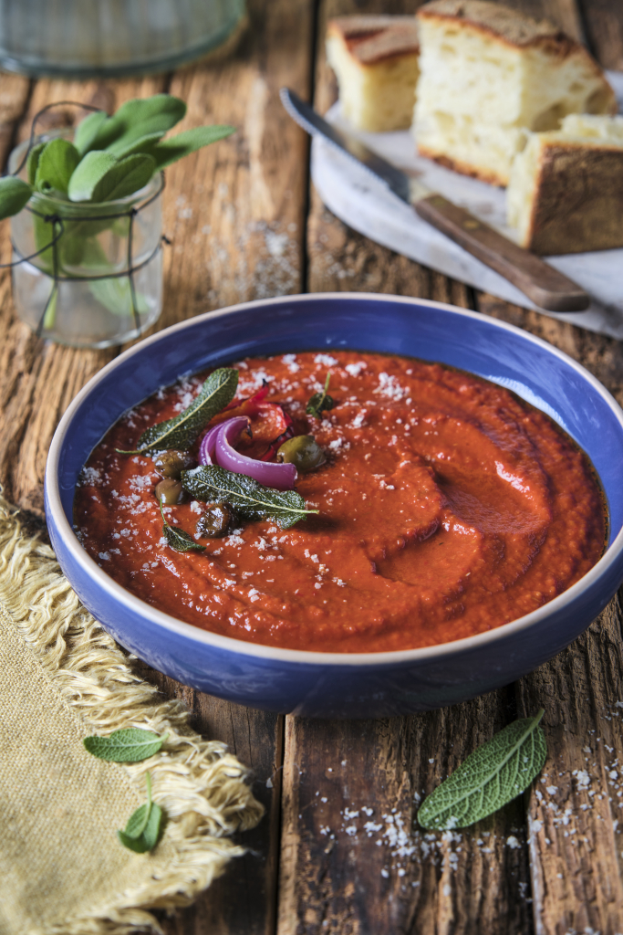 Rostad tomatsoppa med parmensan & smörfriterad salvia
