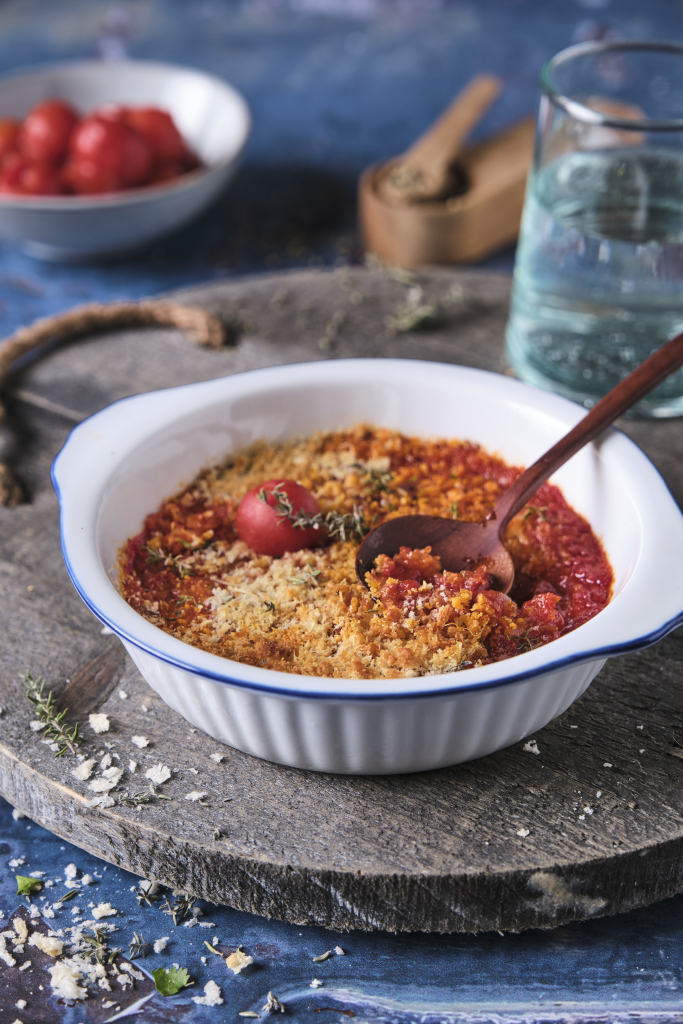 Tomatsoppa med saffran och krispigt Parmigianotäcke