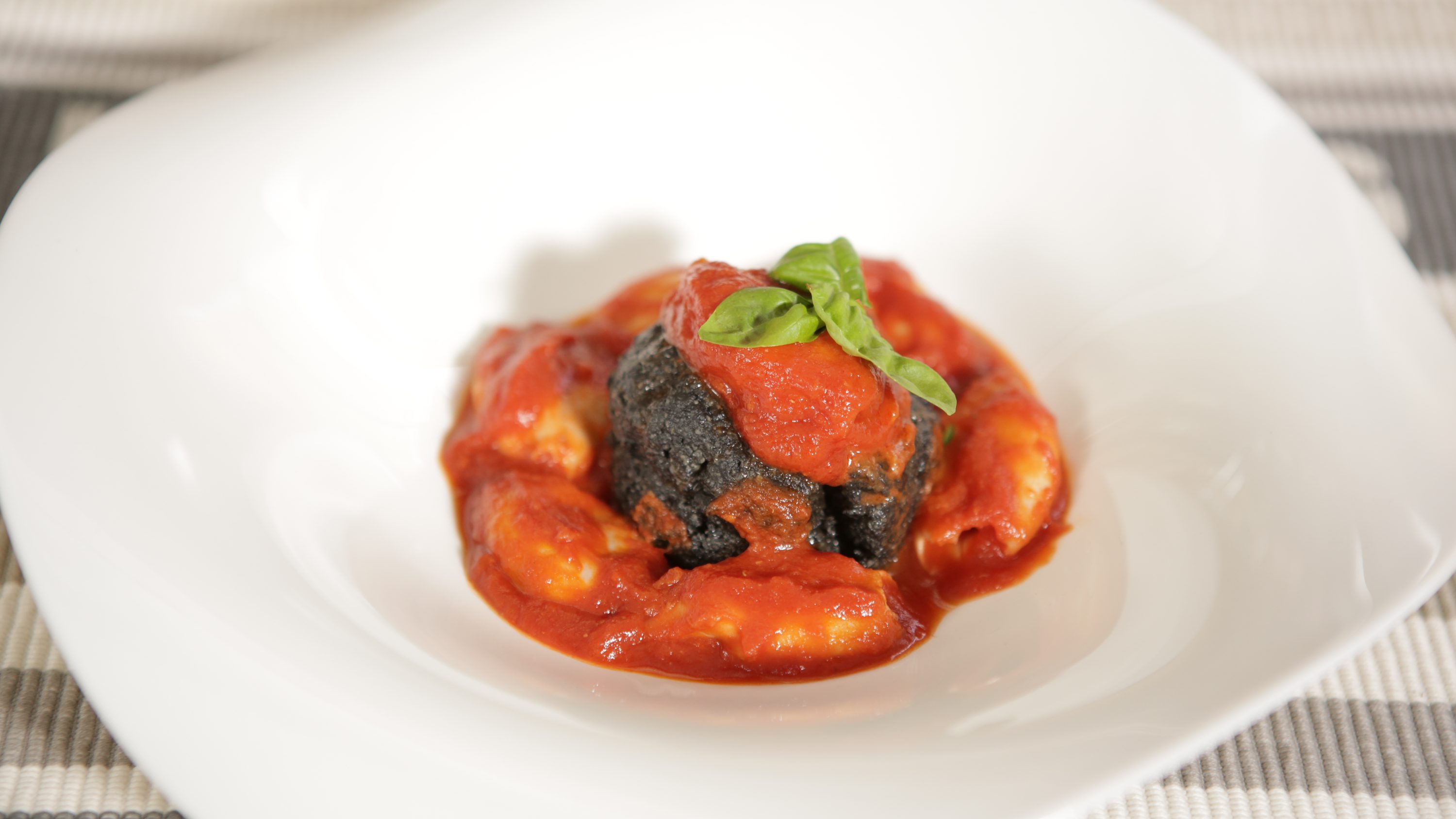 Gegrillter tintenfisch mit polenta