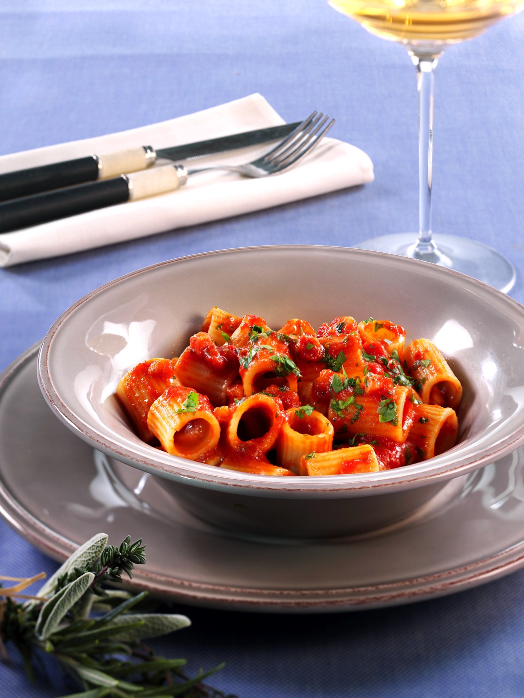 Makkaroni rezept mit pancetta und datteltomaten