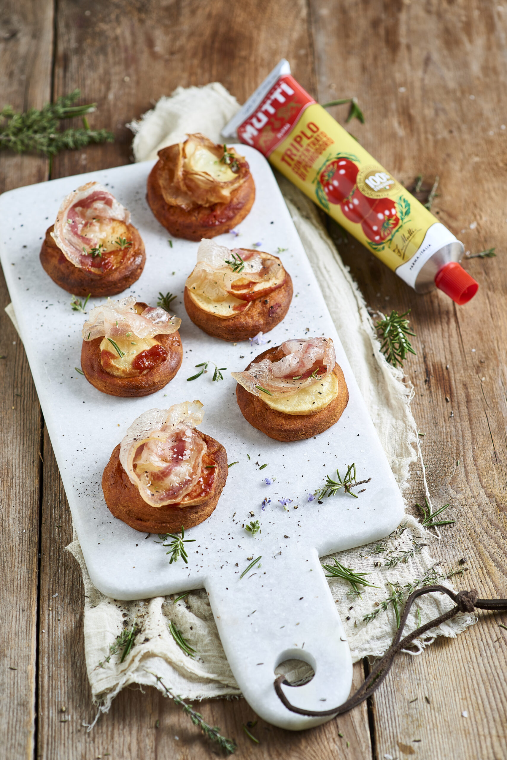 Mini-pizzen mit kartoffeln und speck