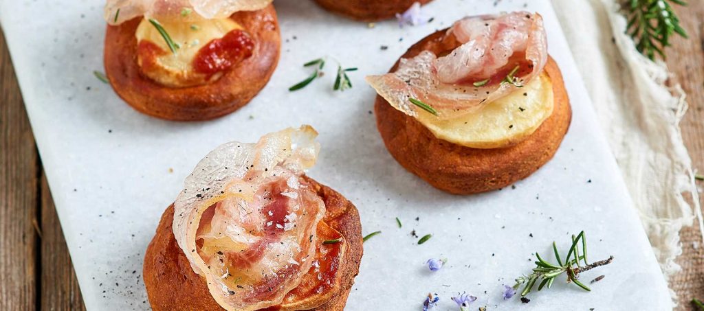 Mini-Pizzen aus Kamut mit Speck, Kartoffeln und Rosmarin Mini-Pizzen aus Kamut mit Speck, Kartoffeln und Rosmarin