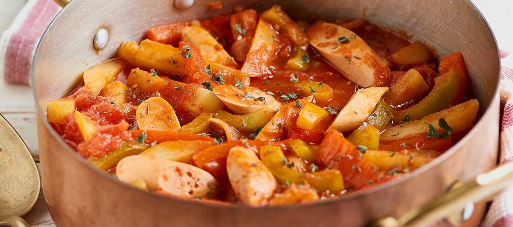 Gemüsegulasch mit Veggie-Würstchen Gemüsegulasch mit Veggie-Würstchen