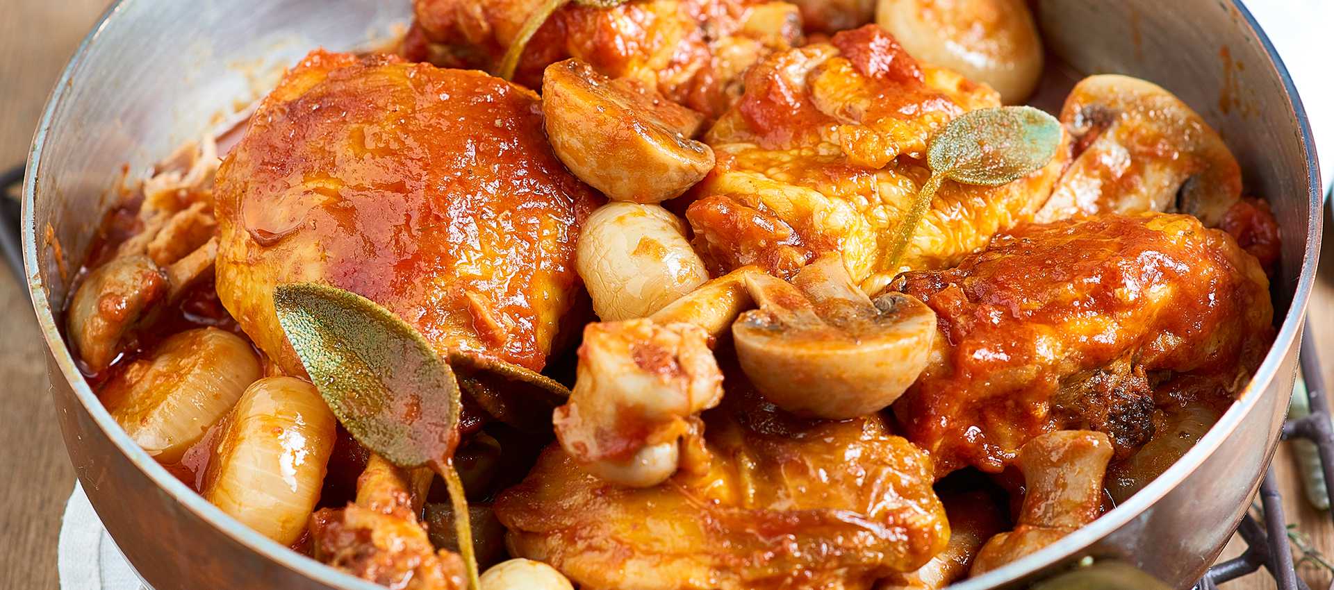 Hähnchenschenkel mit rotem Kräutersugo und Borettane-Zwiebeln Hähnchenschenkel mit rotem Kräutersugo und Borettane-Zwiebeln