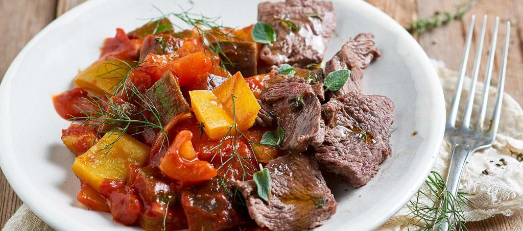 Gemüseratatouille in Tomatensoße mit mariniertem Rindfleisch Gemüseratatouille in Tomatensoße mit mariniertem Rindfleisch