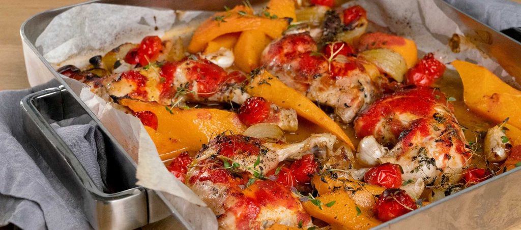 Gebackene Hähnchenschenkel auf Tomate und Kürbis Gebackene Hähnchenschenkel auf Tomate und Kürbis