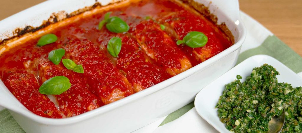 Ofenlachs mit Tomaten und Salsa verde Ofenlachs mit Tomaten und Salsa verde