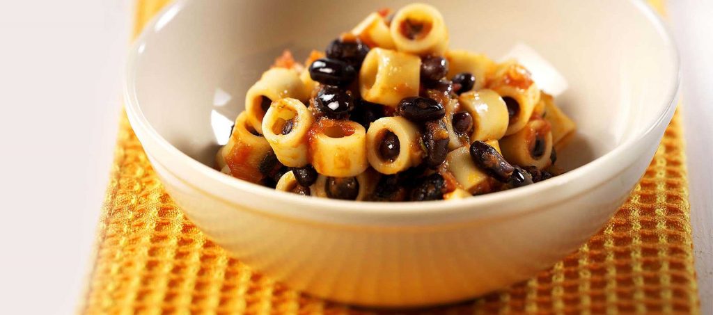 Ditaloni mit aromatischen schwarzen Bohnen Ditaloni mit aromatischen schwarzen Bohnen