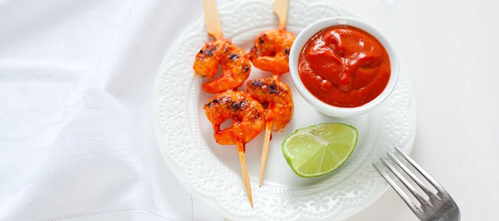 Garnelenspiesse mit kräftiger tomatensauce, limette und paprika