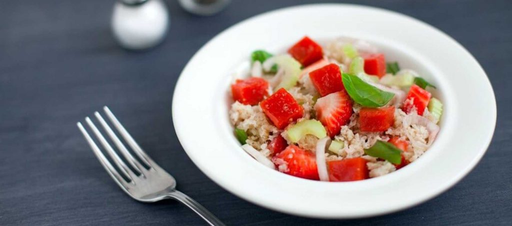 Panzanella-Salat mit Erdbeeren, Tomatengelee und Sellerie Panzanella-Salat mit Erdbeeren, Tomatengelee und Sellerie