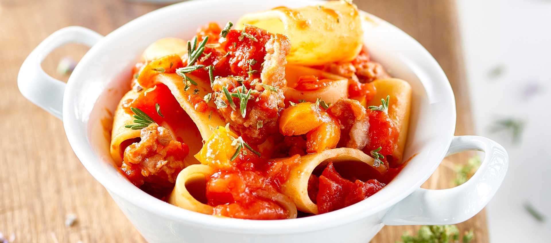 Italienische calamarata mit salsiccia