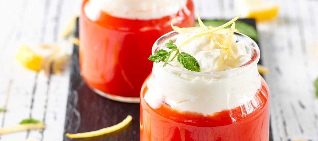 Frische Tomatencreme mit Ricotta-Mousse und Minze Frische Tomatencreme mit Ricotta-Mousse und Minze