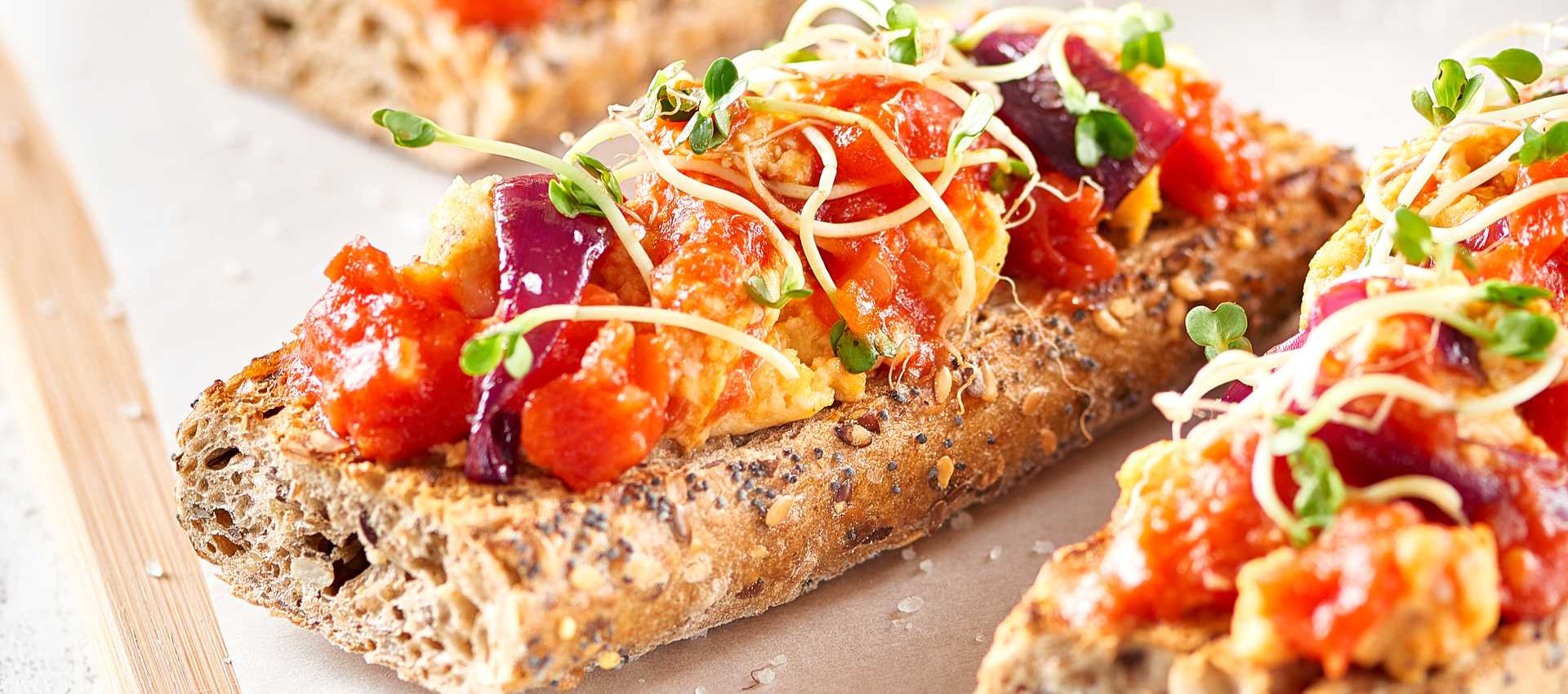 Schwarzbrot mit ei-tomaten-stracciatella