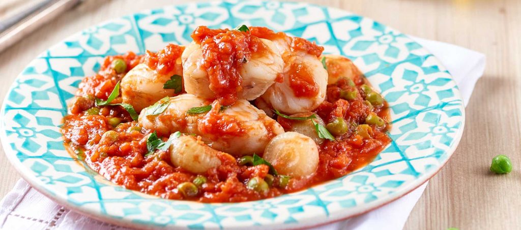 Fischragout mit Perlzwiebeln, Erbsen und feinem Tomatenfruchtfleisch Fischragout mit Perlzwiebeln, Erbsen und feinem Tomatenfruchtfleisch
