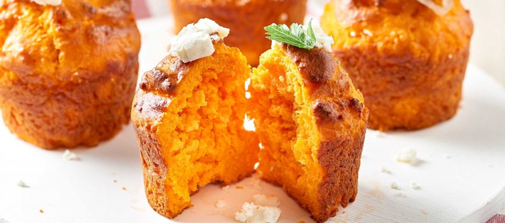 Tomaten-Muffin mit glasierten Zwiebeln und Feta Tomaten-Muffin mit glasierten Zwiebeln und Feta