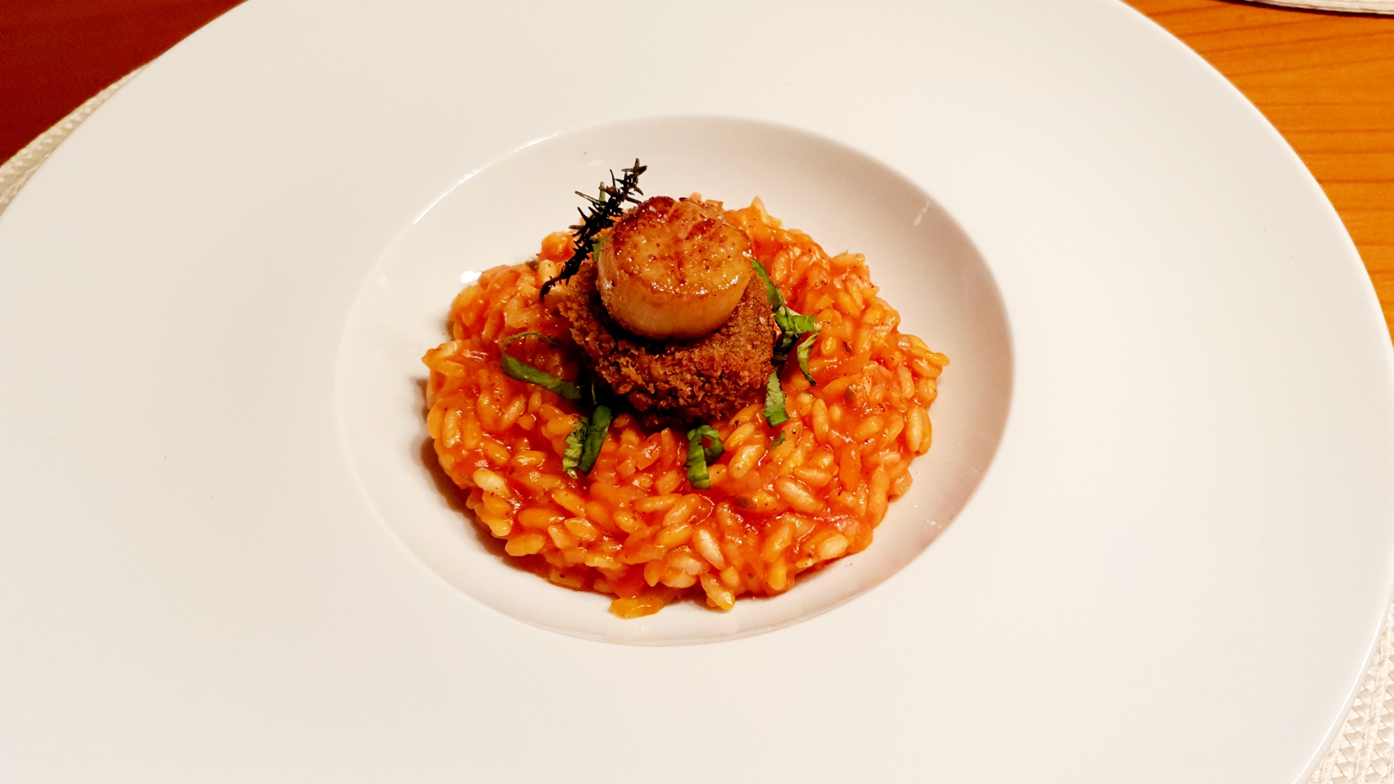 Tomatenrisotto mit jakobsmuscheln und blutwurst