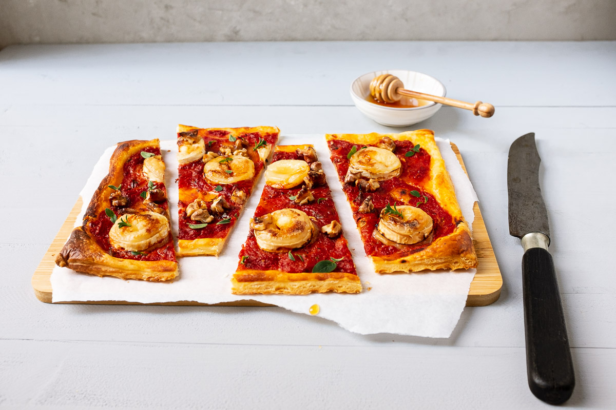 Tomaten-ziegekäse-tarte mit blätterteig