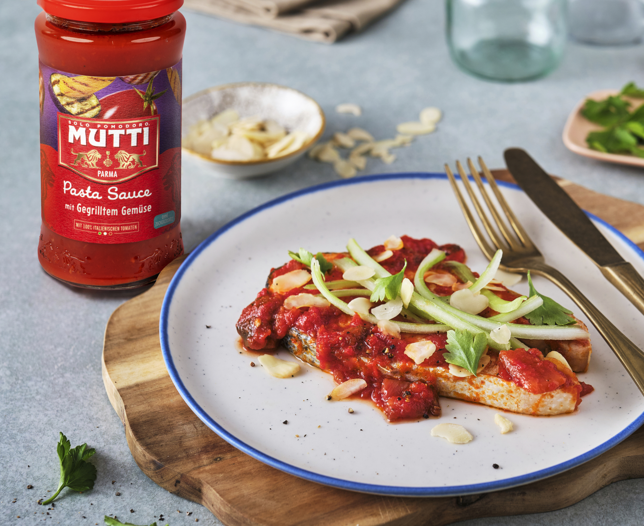 Lachs mit MUTTI Pasta Sauce mit gegrilltem Gemüse