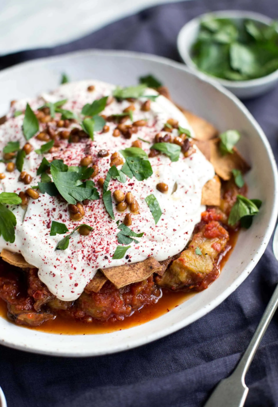 Leichtes Fatteh mit Auberginen & Tomaten
