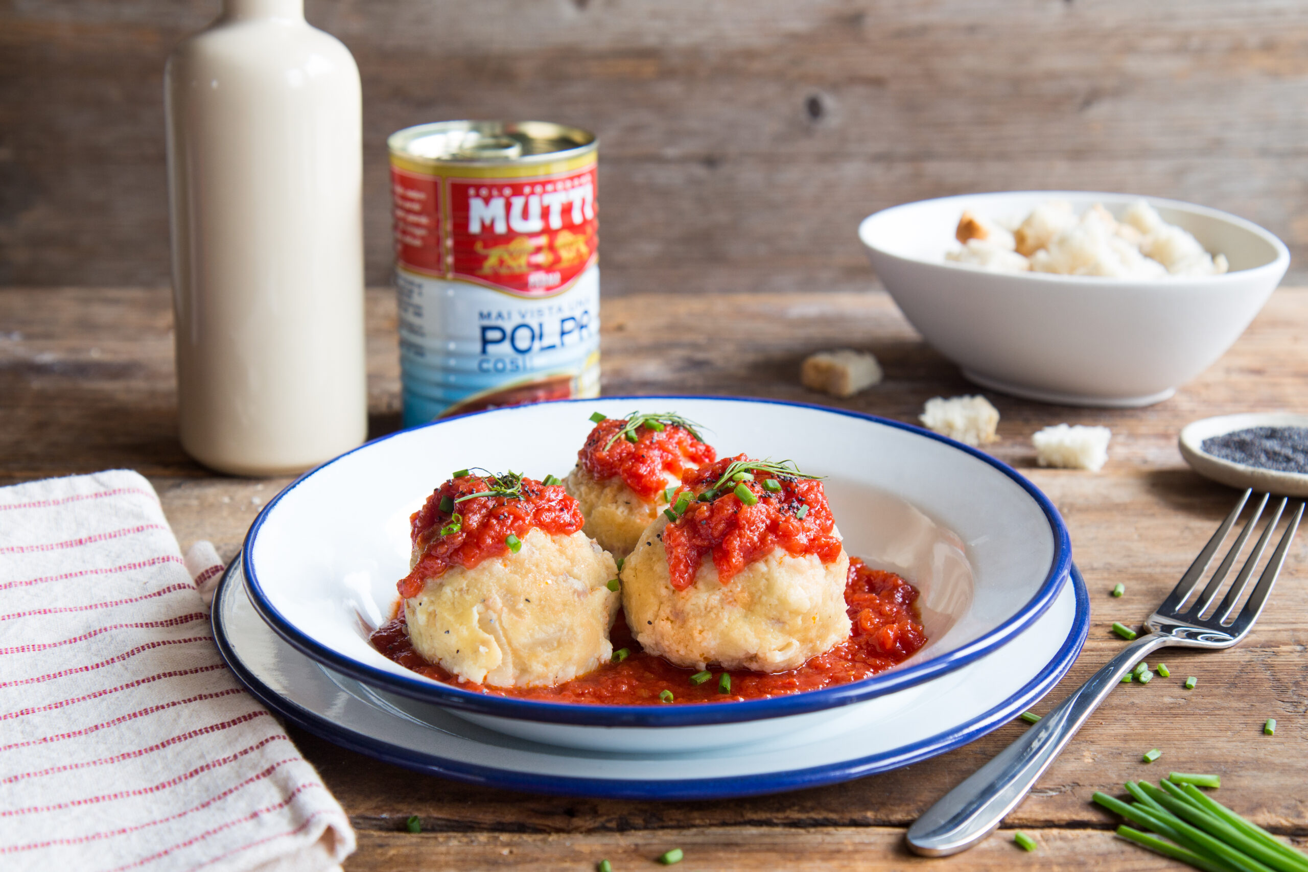 Canederli – Tiroler Semmelknödel mit Tomatensauce