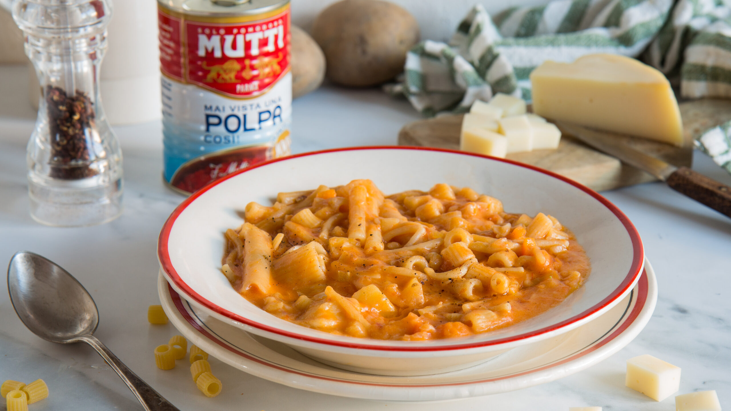 Pasta-Suppe mit Kartoffeln und Provola